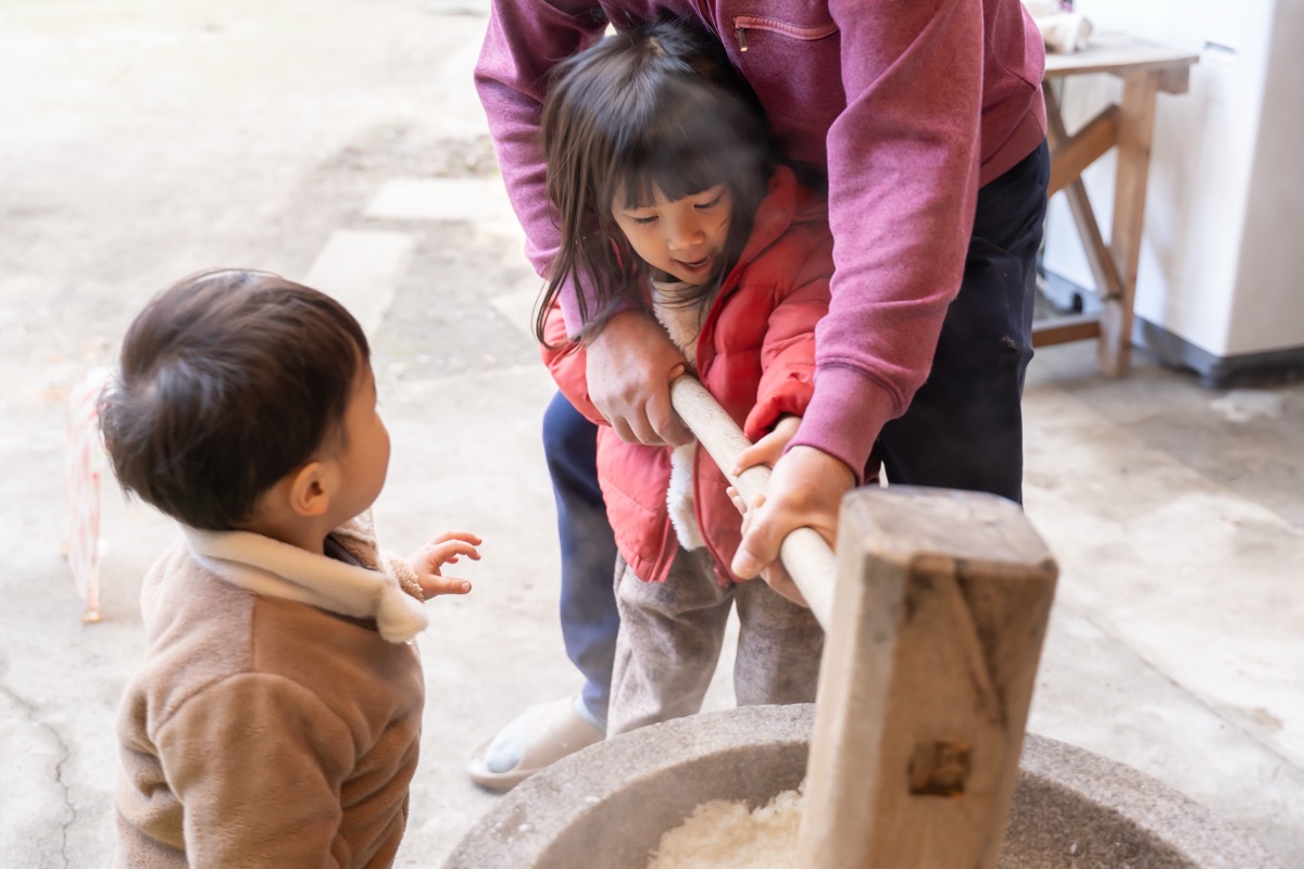 餅つきを体験する子どもたち