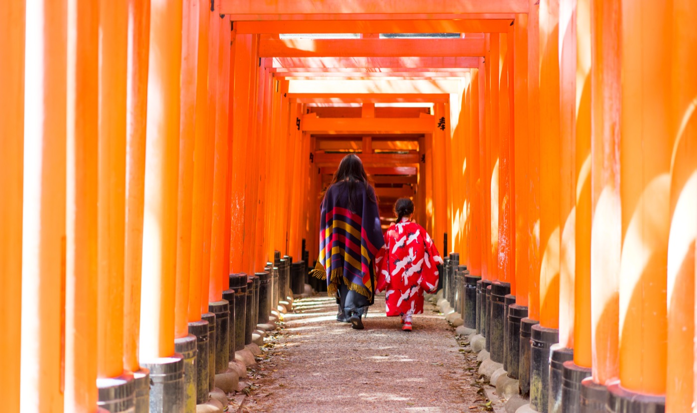 千本鳥居を歩く着物の親子